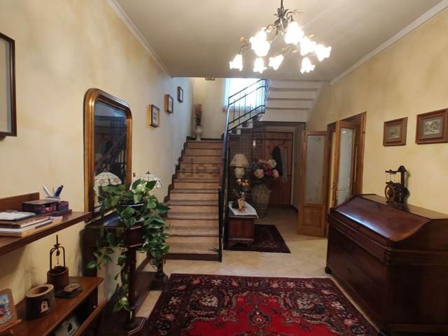 Villetta bifamiliare in vendita di 244 m² in Via IV Novembre, 60
