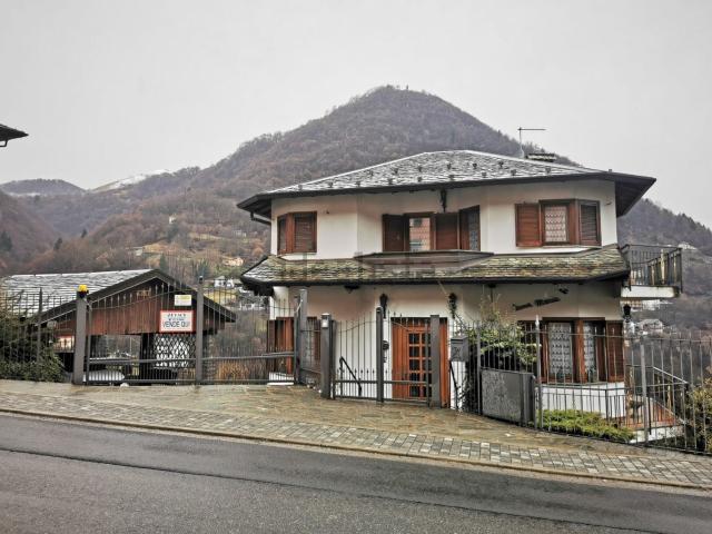 Villetta bifamiliare in vendita di 244 m² in Viale Rimembranze, 9