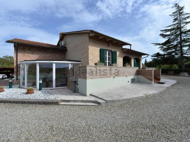 Villetta bifamiliare in vendita di 245 m² in Strada Chiantigiana