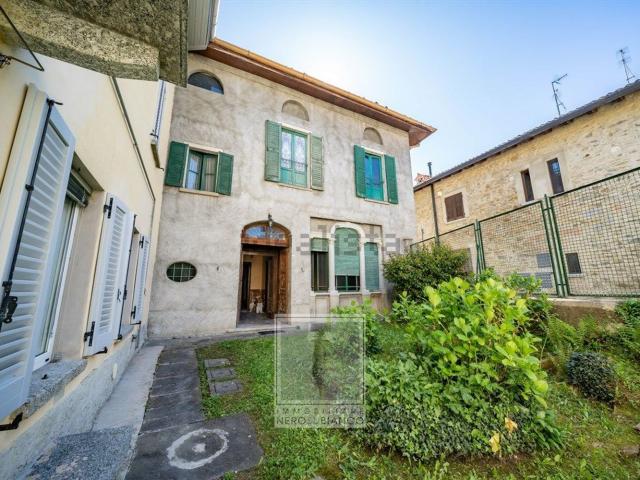 Villetta bifamiliare in vendita di 245 m² in Via Adamello