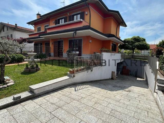 Villetta bifamiliare in vendita di 245 m² in Via Adige, 39
