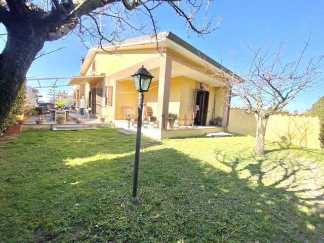 Villetta bifamiliare in vendita di 245 m² in Via Alessandro Rolla