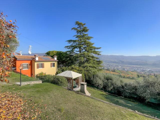 Villetta bifamiliare in vendita di 245 m² in Via Colle Masua, 50