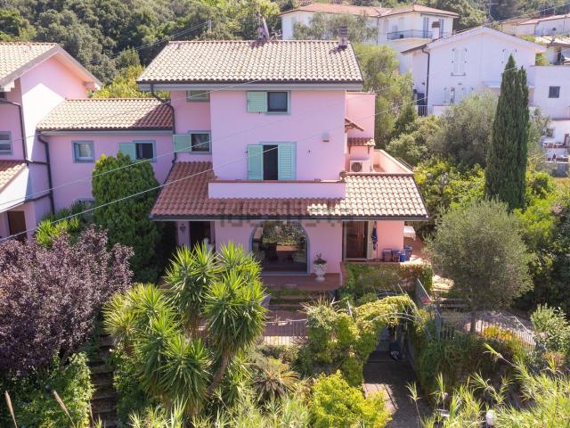 Villetta bifamiliare in vendita di 245 m² in Via del Pino