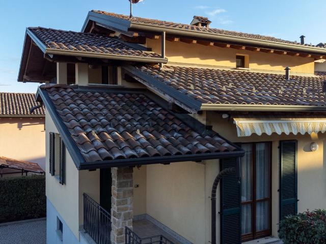 Villetta bifamiliare in vendita di 245 m² in Via Dussel