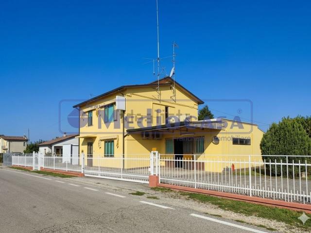 Villetta bifamiliare in vendita di 245 m² in Via Dx Adigetto