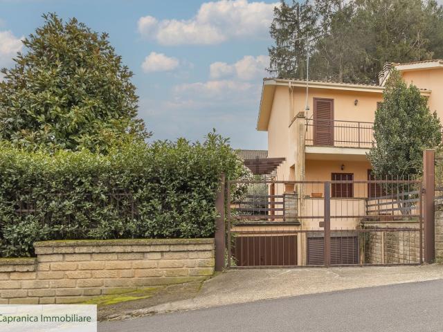 Villetta bifamiliare in vendita di 245 m² in Via Montecolle