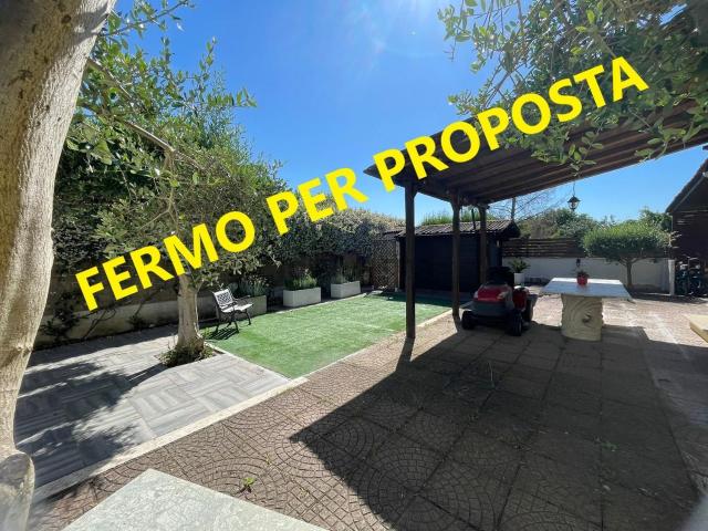 Villetta bifamiliare in vendita di 245 m² in Via Odo delle Colonne
