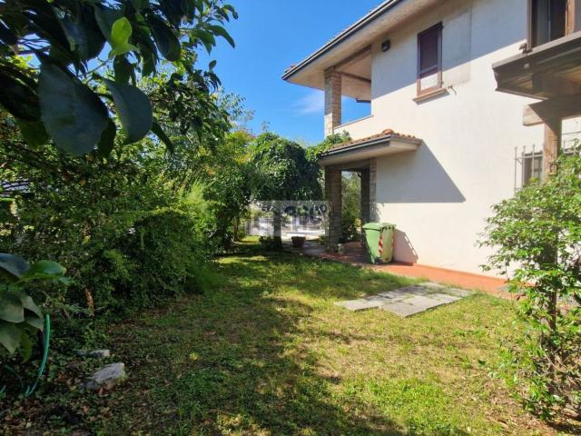 Villetta bifamiliare in vendita di 245 m² in Viale Italia