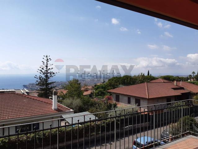 Villetta bifamiliare in vendita di 248 m² in Via Taormina, 17
