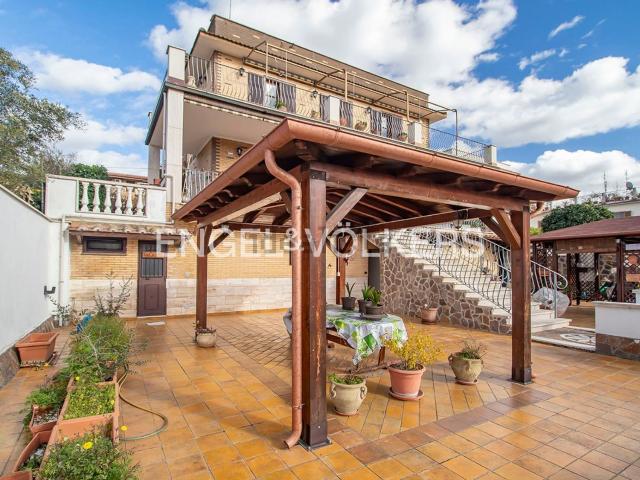 Villetta bifamiliare in vendita di 248 m² in Via Tuscolana, 1411