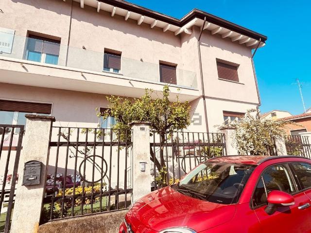 Villetta bifamiliare in vendita di 249 m² in Via Luigi Capuana, 21