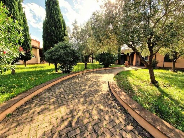 Villetta bifamiliare in vendita di 249 m² in Via Montanara, 56