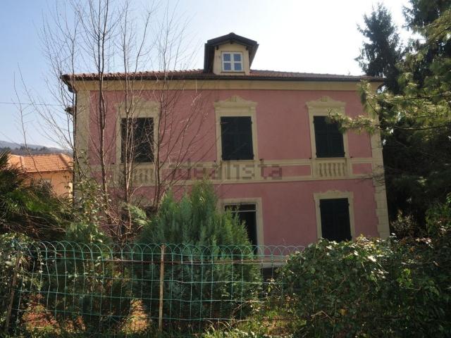 Villetta bifamiliare in vendita di 253 m² in Strada Statale 35 dei Giovi, 35
