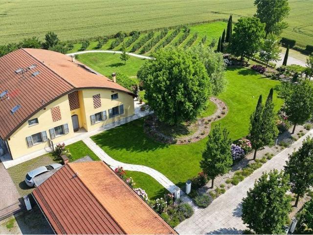 Villetta bifamiliare in vendita di 253 m² in Via Cristoforo Colombo, 10