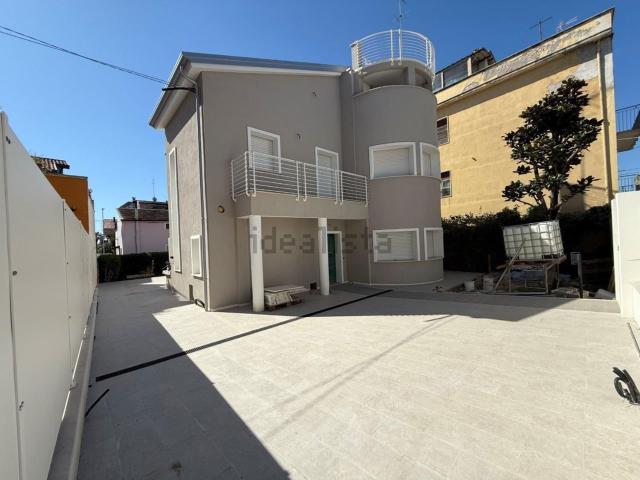 Villetta bifamiliare in vendita di 253 m² in Via Giovanni Pascoli, 22