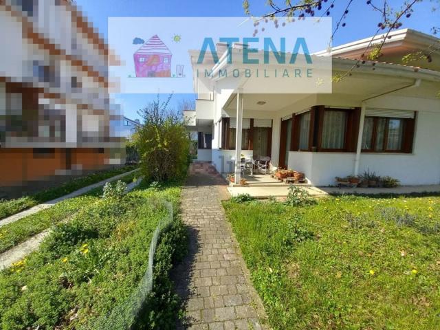 Villetta bifamiliare in vendita di 253 m² in Via Monte Altore, 4