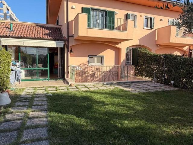 Villetta bifamiliare in vendita di 250 m² in Borgo Complesso Residenziale Il, 50