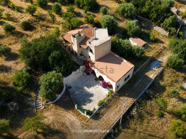 Villetta bifamiliare in vendita di 250 m² in Contrada Favara