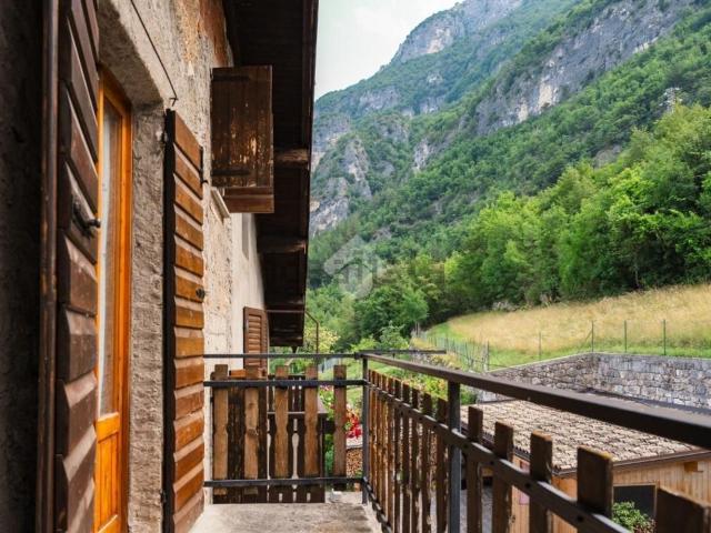 Villetta bifamiliare in vendita di 250 m² in Frazione Dosso