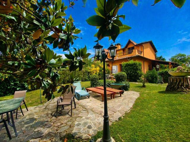 Villetta bifamiliare in vendita di 250 m² in Largo dell&apos Olgiata