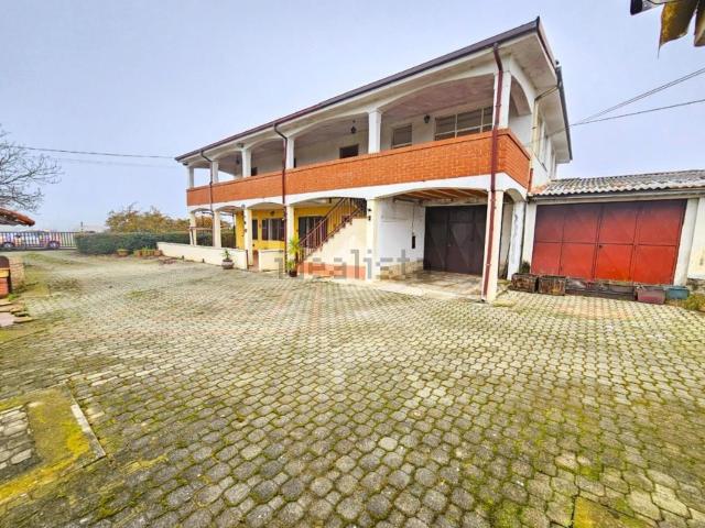 Villetta bifamiliare in vendita di 250 m² in Strada Lonzi, 13