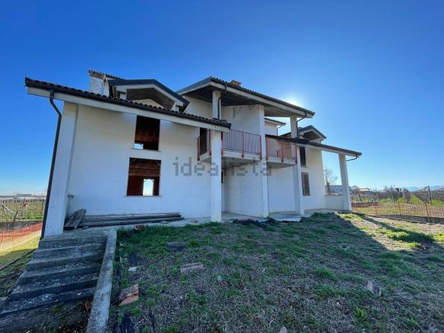 Villetta bifamiliare in vendita di 250 m² in Via 25 Aprile, 1