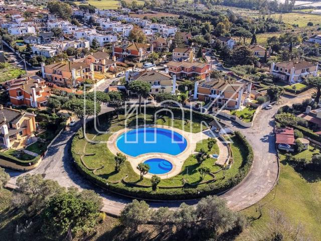 Villetta bifamiliare in vendita di 250 m² in Via Volturno