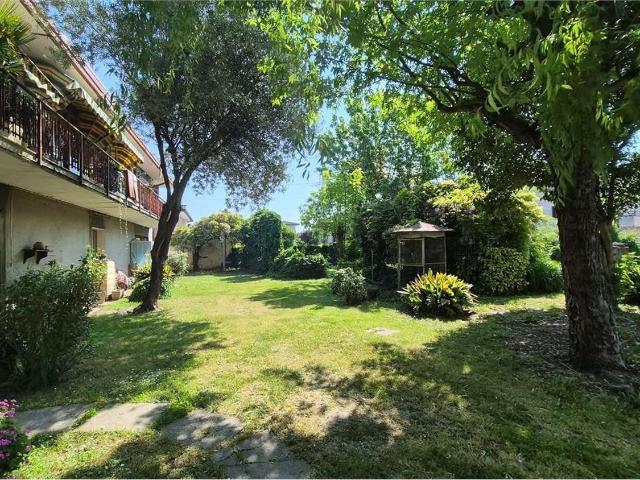 Villetta bifamiliare in vendita di 250 m² in Via A. De Gasperi, 14