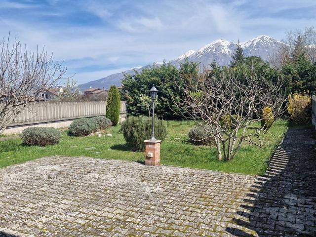 Villetta bifamiliare in vendita di 250 m² in Via Albanello, 56