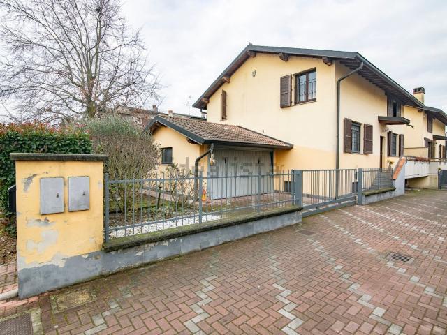 Villetta bifamiliare in vendita di 250 m² in Via Aldo Moro, 10