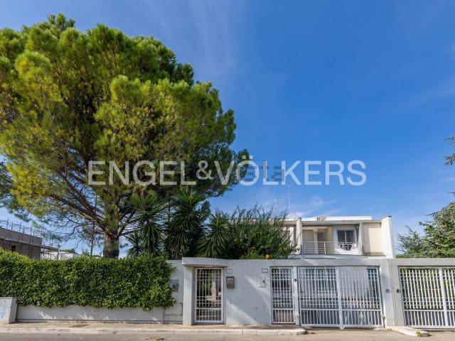 Villetta bifamiliare in vendita di 250 m² in Via Bari Complanare Sinistra, 220