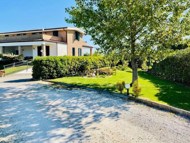 Villetta bifamiliare in vendita di 250 m² in Via Benedetto Lucignani