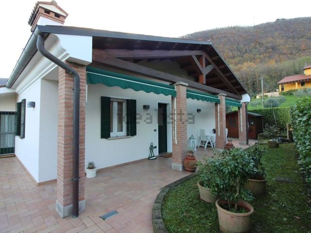Villetta bifamiliare in vendita di 250 m² in Via Belvedere