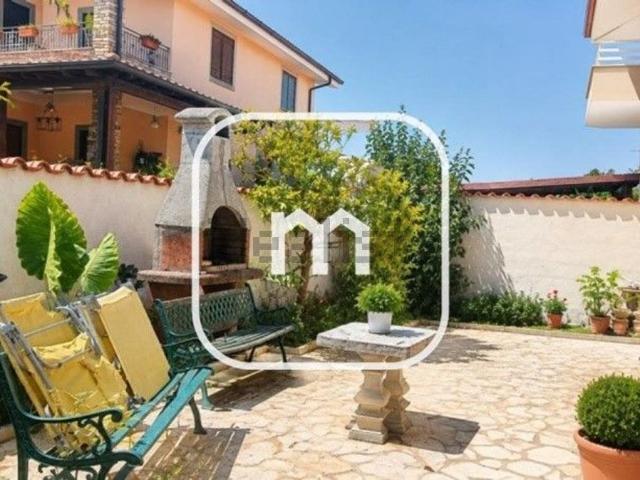 Villetta bifamiliare in vendita di 250 m² in Via Bolotana