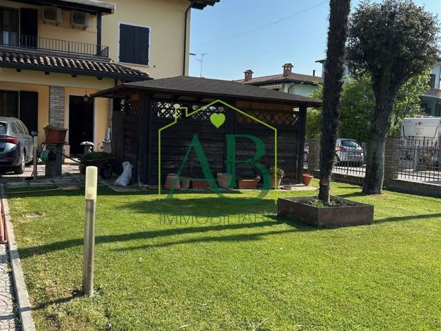 Villetta bifamiliare in vendita di 250 m² in Via Cella, 50