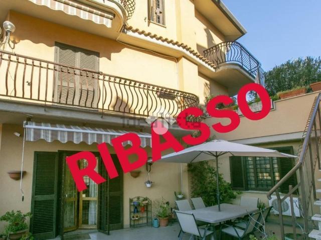 Villetta bifamiliare in vendita di 250 m² in Via Cesare Battisti, 57