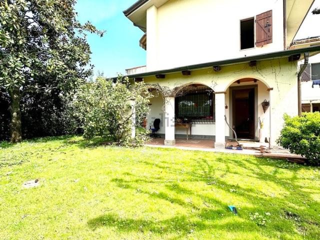 Villetta bifamiliare in vendita di 250 m² in Via Debbia Vecchia