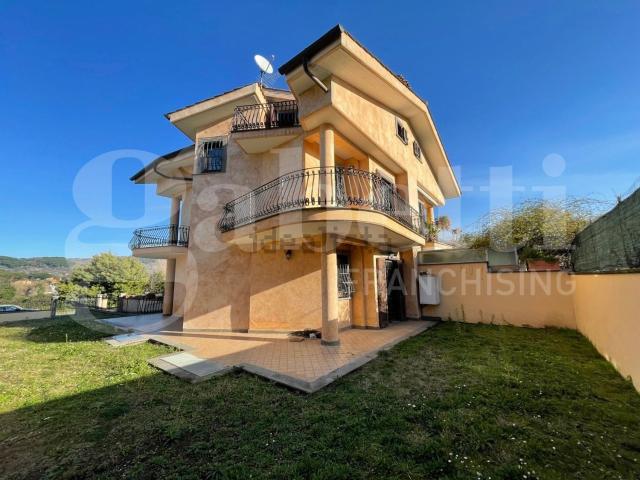 Villetta bifamiliare in vendita di 250 m² in Via dei Ciclamini, 25