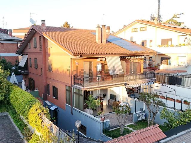 Villetta bifamiliare in vendita di 250 m² in Via dei Genieri