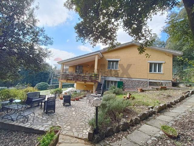 Villetta bifamiliare in vendita di 250 m² in Via dei Lecci, 2