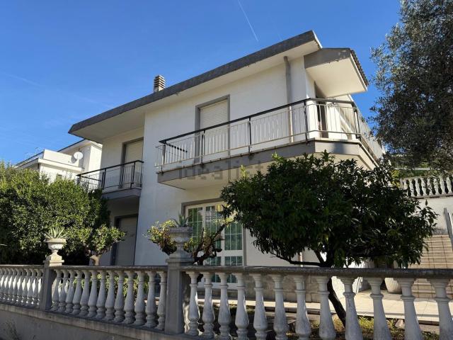 Villetta bifamiliare in vendita di 250 m² in Via dei Pini, 1