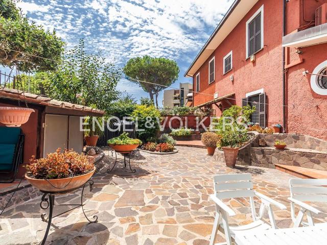 Villetta bifamiliare in vendita di 250 m² in Via della Casetta Mattei