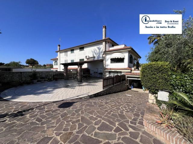 Villetta bifamiliare in vendita di 250 m² in Via della Chiusa