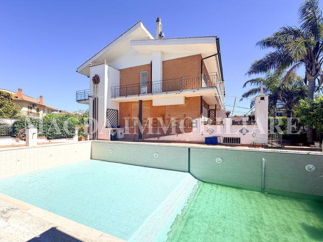 Villetta bifamiliare in vendita di 250 m² in Via delle Azalee, 18