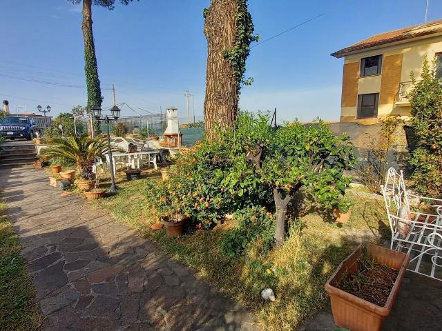 Villetta bifamiliare in vendita di 250 m² in Via delle Cisternole