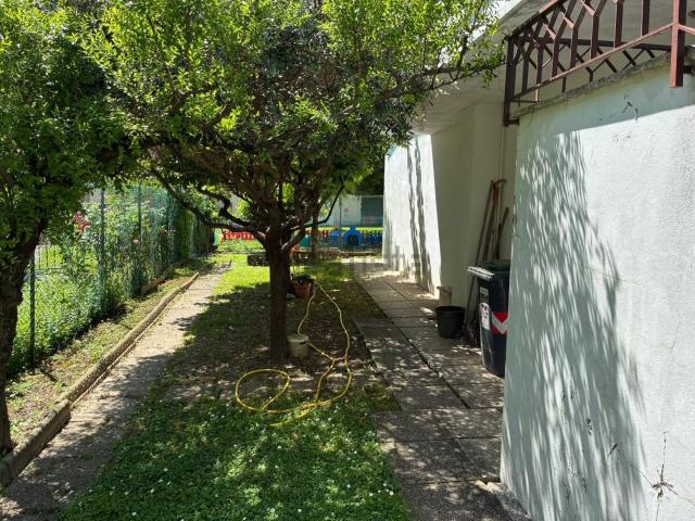 Villetta bifamiliare in vendita di 250 m² in Via delle Rose