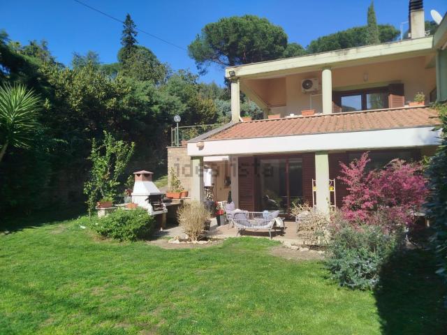 Villetta bifamiliare in vendita di 250 m² in Via di Valle Ioro