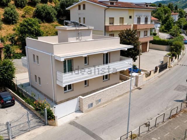 Villetta bifamiliare in vendita di 250 m² in Via Dragonara