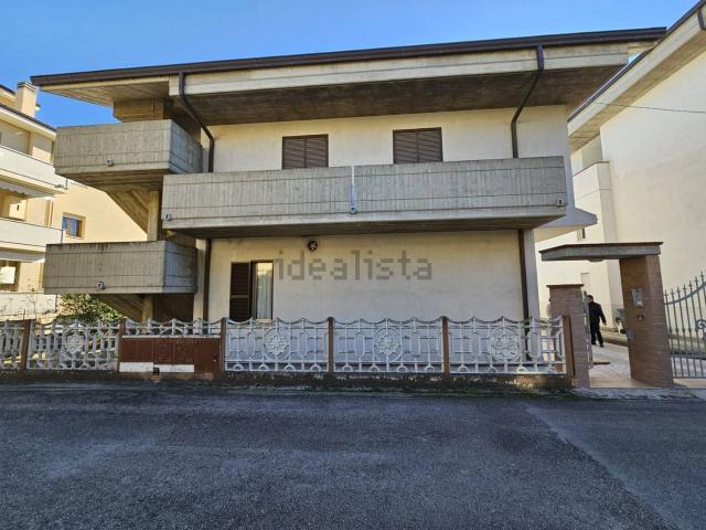 Villetta bifamiliare in vendita di 250 m² in Via Enrico Fermi